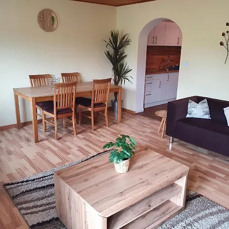 Apartment Geraeumig Ausgelegte In Der Oberen Etage Mit Bergblick Vom Privaten Balkon *